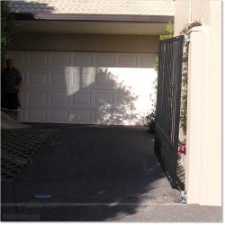 Lifting Hinge For Uphill Driveways. Gate Lifts Up as It Goes Over Higher Ground.